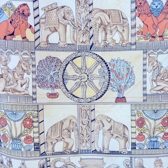 HERMÈS 100% Silk Scarf Carre 45 Toran Tower Gate
Elephant Light Grey Silk - Picture 5 of 11